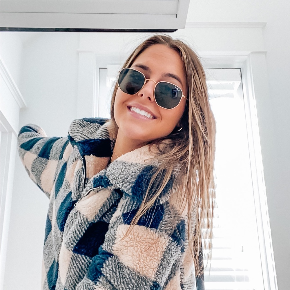 Meet your Posher, Isabel